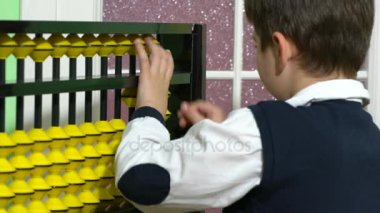 Büyük eski ahşap abaküs hesaplama holding Hndsome çocuk. modern eğitim sistemi hakkında kavramsal fikir.