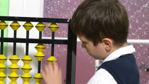 Elev som utklädd som lärare håller abacus i ett klassrum — Stockvideo