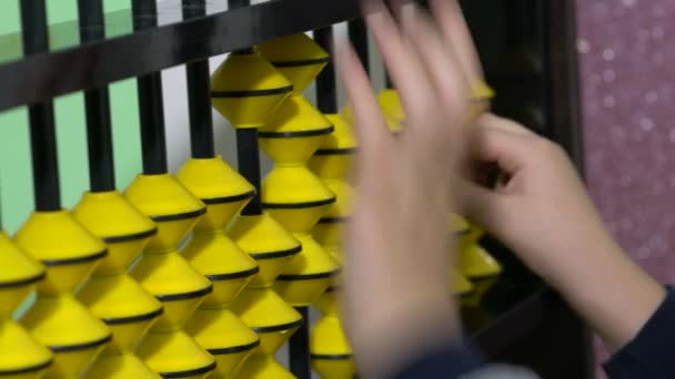Leerling verkleed als leraar abacus houden in een klaslokaal — Stockvideo