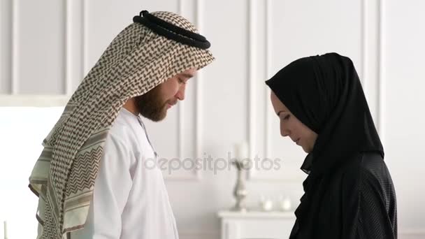 Familia Árabe Musulmana Con Caja Regalo Familia Oriente Medio — Vídeo de stock