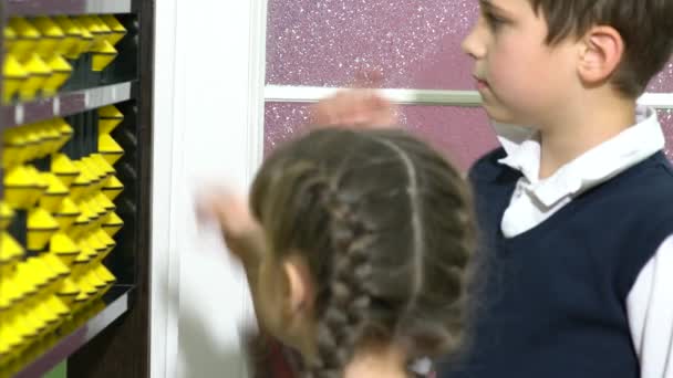 A kislány és kisfiú, abacus számviteli közelről. — Stock videók