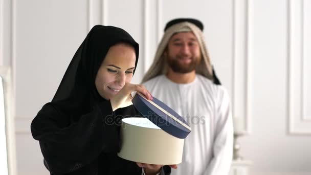 Família Muçulmana Árabe Com Caixa Presente Família Oriente Médio — Vídeo de Stock