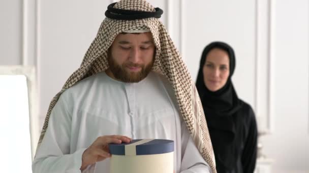 Família Muçulmana Árabe Com Caixa Presente Família Oriente Médio — Vídeo de Stock
