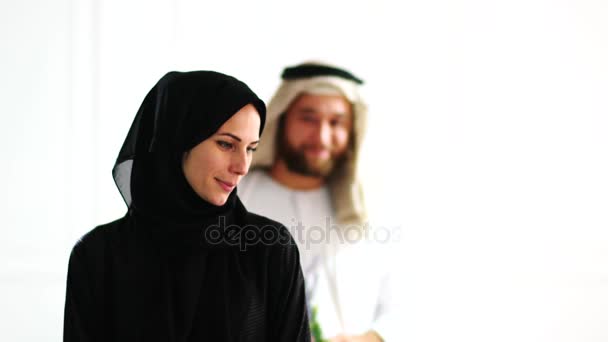 Arabische Paar Met Bloemen Als Verrassing — Stockvideo
