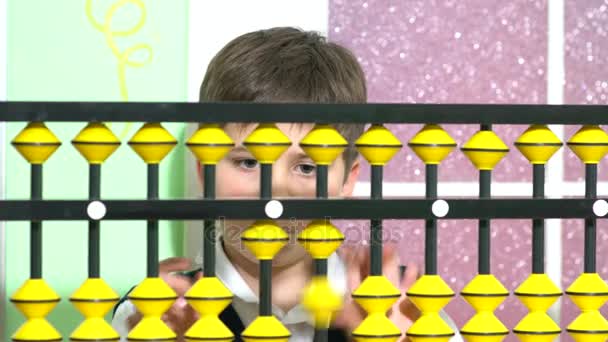 Hndsome jongen houdt van grote oude houten abacus berekening. conceptueel idee over moderne onderwijssysteem. — Stockvideo