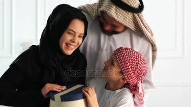 Hediye ile Müslüman aile.