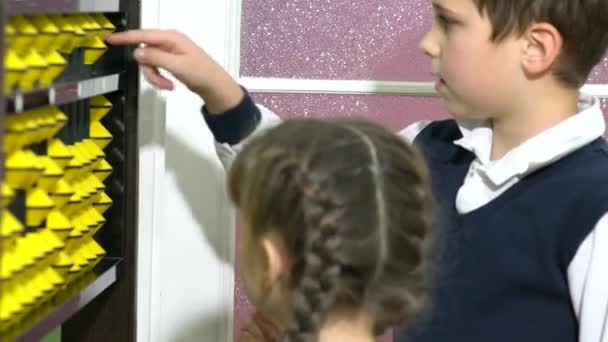 Okul Öncesi Çocuklara Çocuk Ile Abacus Saymak Erkek Kız Okula — Stok video