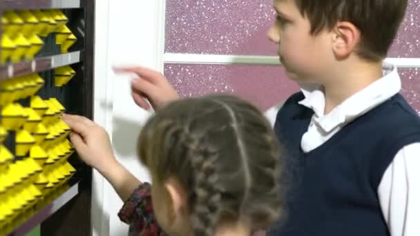 Kinder Vorschulalter Zwei Kinder Zählen Mit Abakus Jungen Und Mädchen — Stockvideo