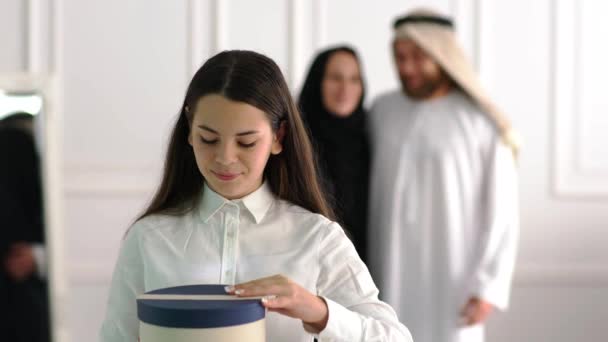 Arabiska Muslimska Familj Med Presentask — Stockvideo