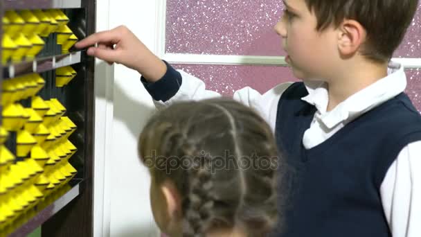 Kinderen Kleuterschool Twee Kinderen Tellen Met Abacus Jongen Meisje Gelukkig — Stockvideo