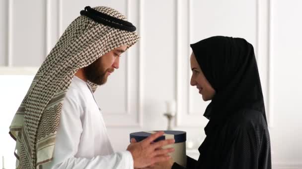 Arab Keluarga Muslim Dengan Hadiah Box Middle East Keluarga — Stok Video