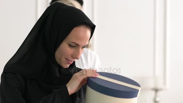 Keluarga Muslim Dengan Hadiah Berpose Dalam Ruangan — Stok Video