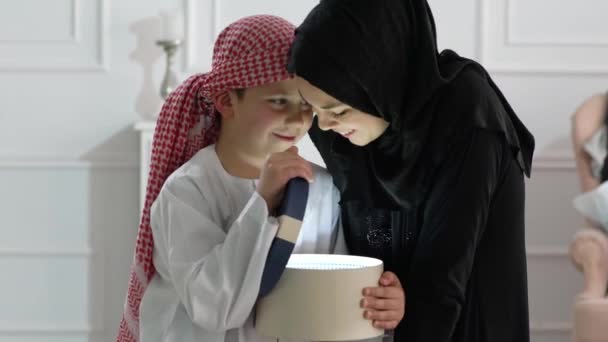 Arabische Kinder Mit Geschenkbox — Stockvideo