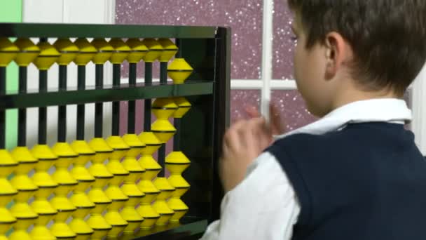Iskola Fiú Öltözött Mint Tanár Tartja Abacus Egy Osztályteremben — Stock videók