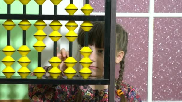 Söt Liten Flicka Räknar Med Abacus Hemma Närbild — Stockvideo