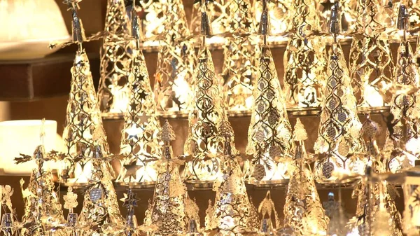 Juguetes de Navidad en un mercado de Navidad. Ángel Ángeles y velas . — Foto de Stock