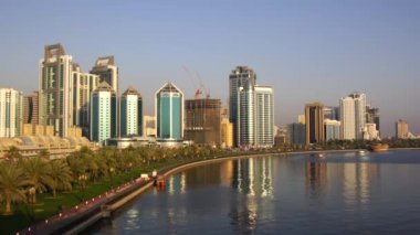 Sharjah, Birleşik Arap Emirlikleri - 25 Mayıs 2017: Sharjah görünümü lagün, Sharjah boyunca Kuzey Sahili, Basra Körfezi Arap Yarımadası üzerinde yer alır.