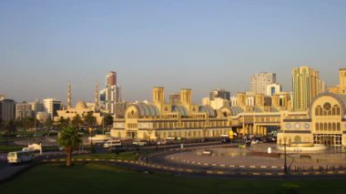 Sharjah, Birleşik Arap Emirlikleri - 25 Mayıs 2017: Sharjah görünümü lagün, Sharjah boyunca Kuzey Sahili, Basra Körfezi Arap Yarımadası üzerinde yer alır.