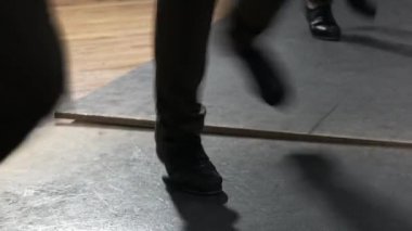 Dansçının ayak kapatın. Ayak tap-dancers. Dans ayakkabıları portre. Siyah ve beyaz, retro. Step dansı.