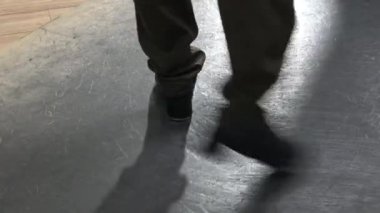 Dansçının ayak kapatın. Ayak tap-dancers. Dans ayakkabıları portre. Siyah ve beyaz, retro. Step dansı.
