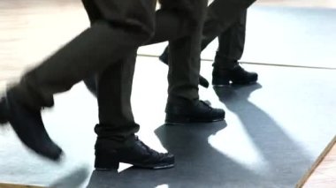Dansçının ayak kapatın. Ayak tap-dancers. Dans ayakkabıları portre. Siyah ve beyaz, retro. Step dansı.