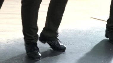 Dansçının ayak kapatın. Ayak tap-dancers. Dans ayakkabıları portre. Siyah ve beyaz, retro. Step dansı.