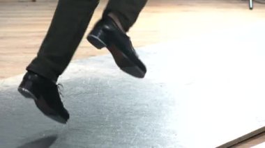 Dansçının ayak kapatın. Ayak tap-dancers. Dans ayakkabıları portre. Siyah ve beyaz, retro. Step dansı.