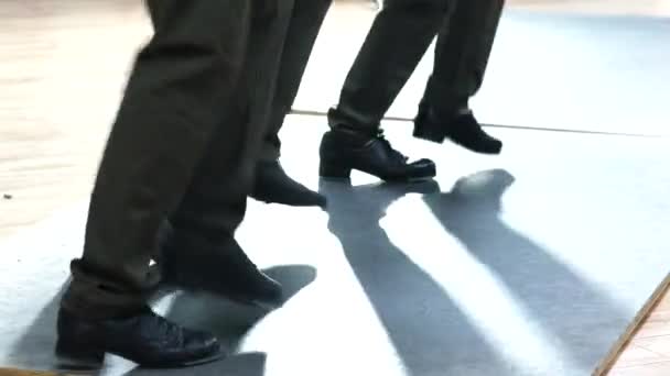 Ноги Танцовщицы Близко Танцоры Ногах Танцевальная Обувь Крупным Планом Черное — стоковое видео