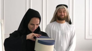 Hediye kutusu ile Arap Müslüman aile. Orta Doğu aile.