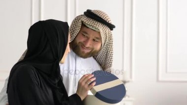Hediye kutusu ile Arap Müslüman aile.