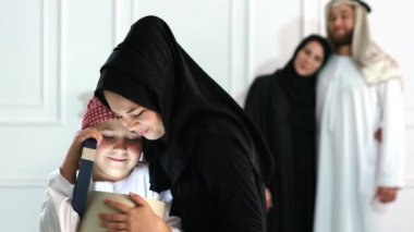Arapça anne, baba ve çocuklar hediye kutusu ile poz. Kapalı.