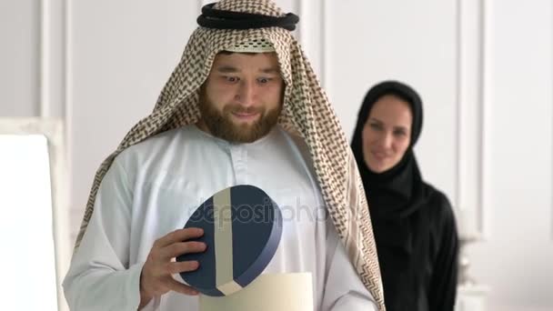 Arabské Muslimské Rodiny Dárkový Box — Stock video