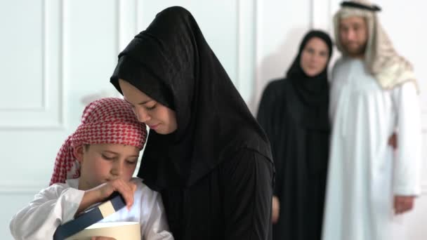 Arabische Mutter Vater Und Kinder Posieren Mit Geschenkbox — Stockvideo