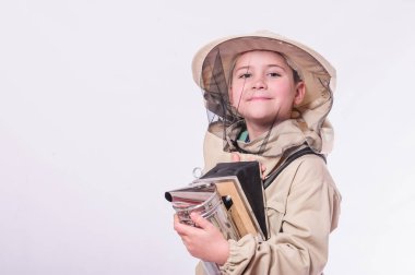 Stüdyo beyaz arka planda poz arıcı'nın çocukta uygun.