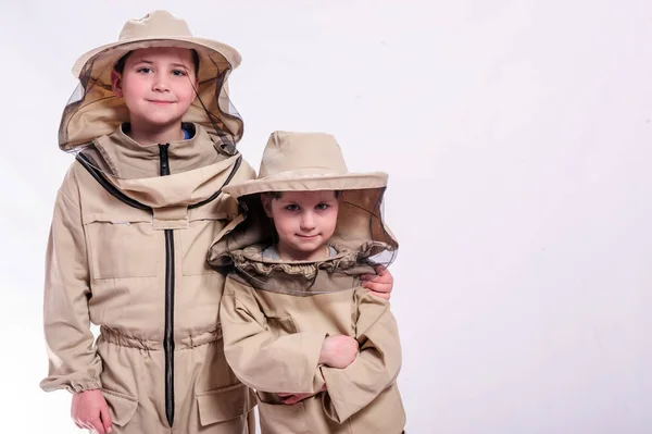 Barn Biodlares Kostymer Poserar Studio Vit Bakgrund — Stockfoto