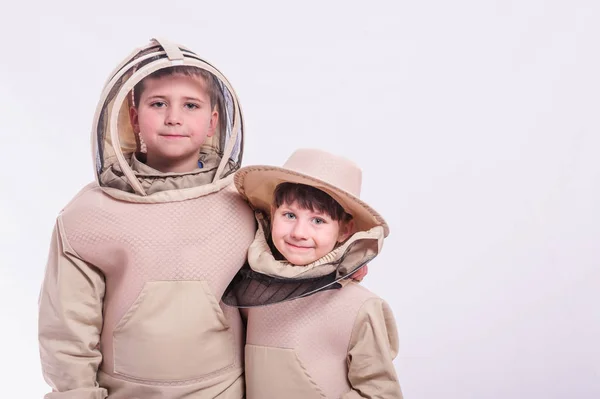 Crianças em ternos de apicultor posando em estúdio fundo branco . — Fotografia de Stock