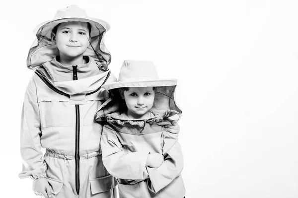 Kinder in Imkeranzügen posieren vor weißem Hintergrund. — Stockfoto