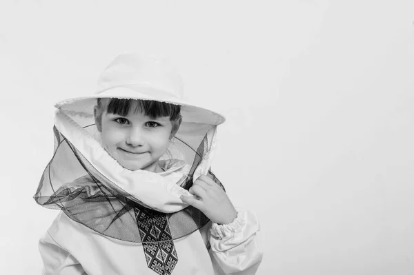 Een klein meisje draagt een over formaat bee pak in studio witte achtergrond. — Stockfoto