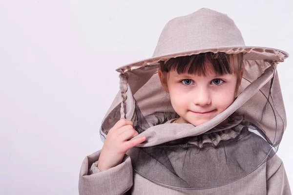 Uma menina usa um terno abelha de tamanho superior no estúdio fundo branco . — Fotografia de Stock