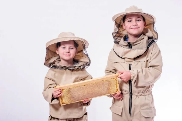 Bambini in abiti da apicoltore in posa in studio sfondo bianco . — Foto Stock