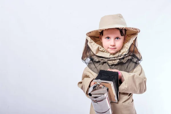 Uma menina usa um terno abelha de tamanho superior no estúdio fundo branco . — Fotografia de Stock