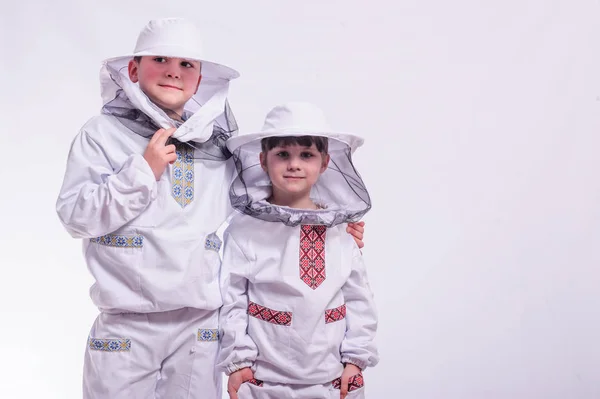 Bambini in abiti da apicoltore in posa in studio sfondo bianco . Immagine Stock