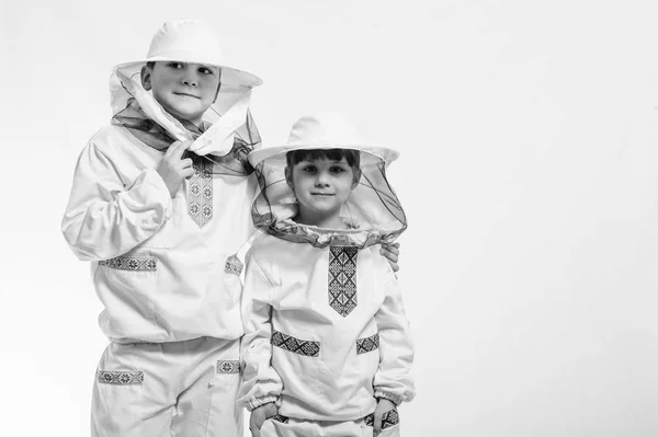 Bambini in abiti da apicoltore in posa in studio sfondo bianco . Fotografia Stock