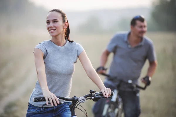 Happy Young Couple Bicycles Countryside — Stock Photo, Image