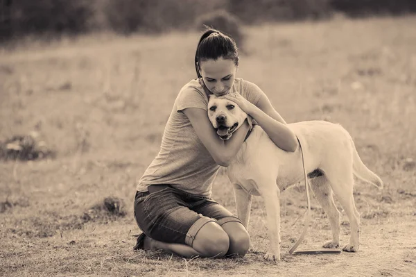 Yang Schöne Frau Und Hund Freien — Stockfoto