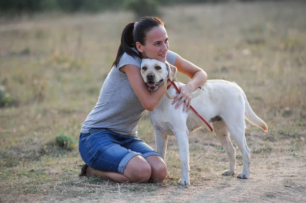 Frau und Hund posieren im Freien. — Stockfoto