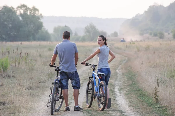 Happy Young Couple Bicycles Countryside — Stock Photo, Image