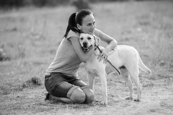 Yang Frau Posiert Mit Hund — Stockfoto