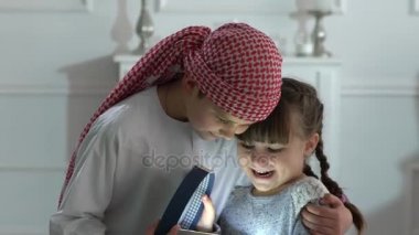 Hediye kutusu Arapça çocuklarla. Orta Doğu aile.