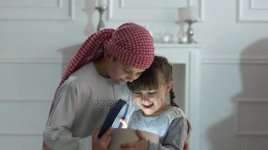 Hediye kutusu Arapça çocuklarla. Çocuk.
